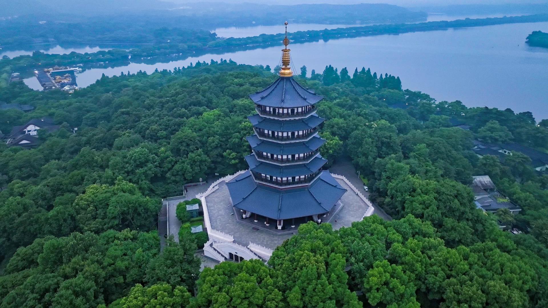 杭州西湖风景区4K航拍雷峰塔塔视频的预览图