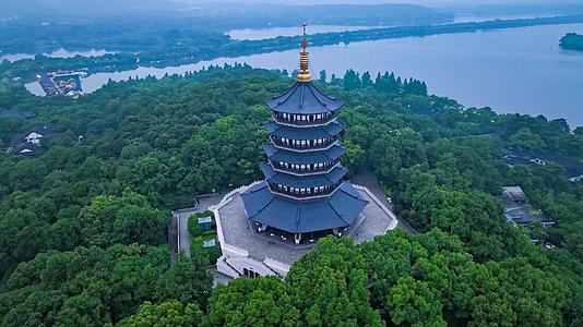 杭州西湖风景区4K航拍雷峰塔塔视频的预览图