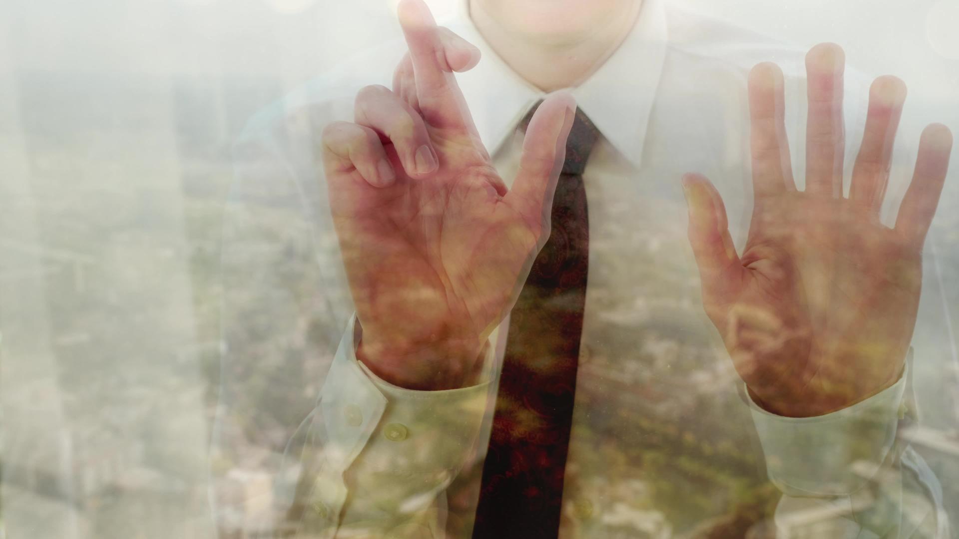 一位商人用手指指着窗户的反光肖像视频的预览图