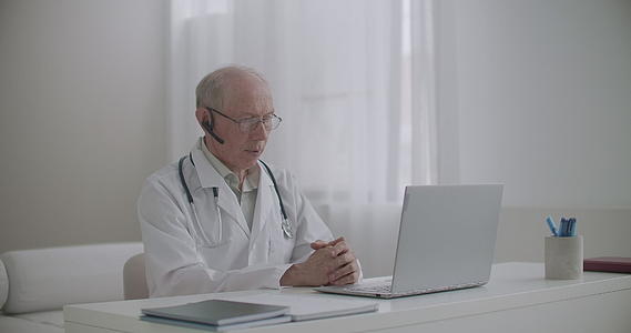 医学专家与治疗师在线预约通过互联网远程坐在诊所办公室视频的预览图