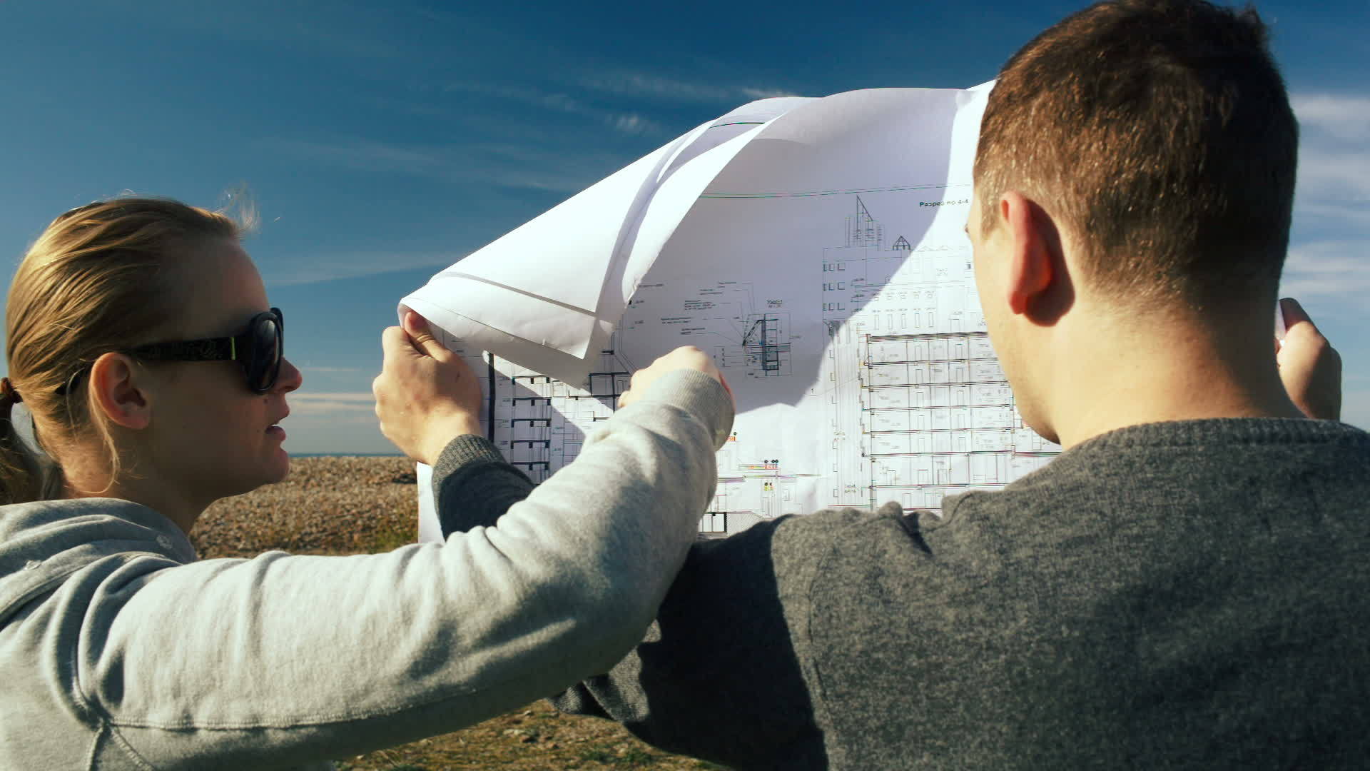 年轻的建筑师使用他们的计划来检查开放的领土视频的预览图