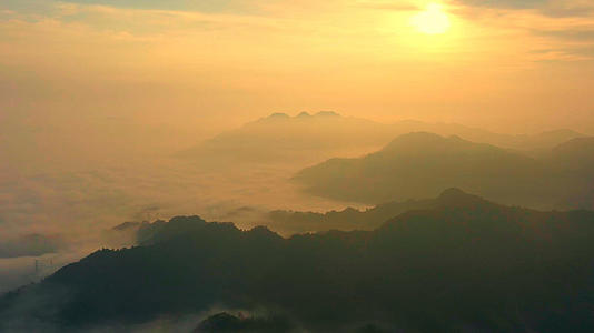 中国山脉日出云海视频的预览图