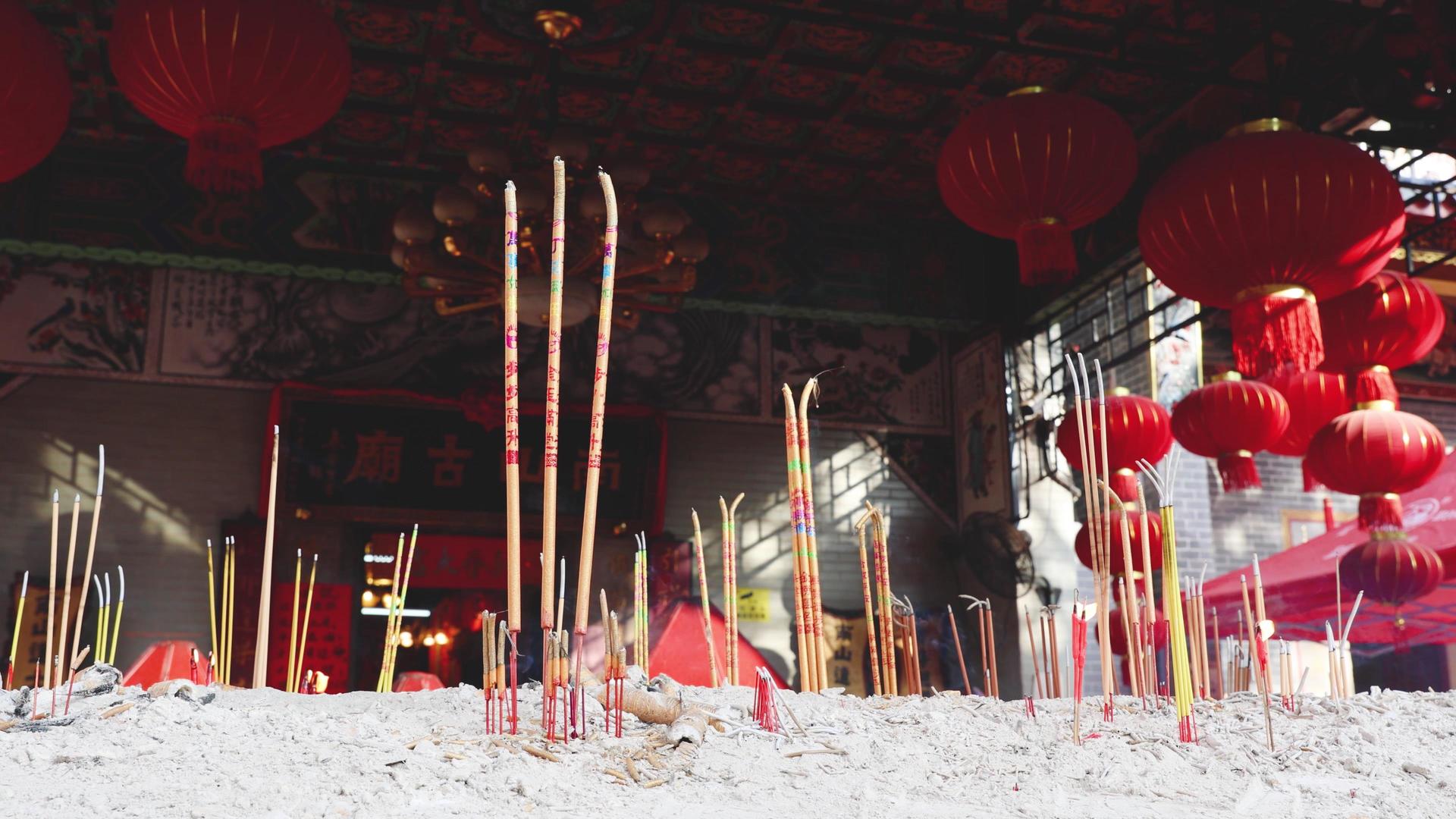 中国农历春节除夕祭祀祈福视频的预览图