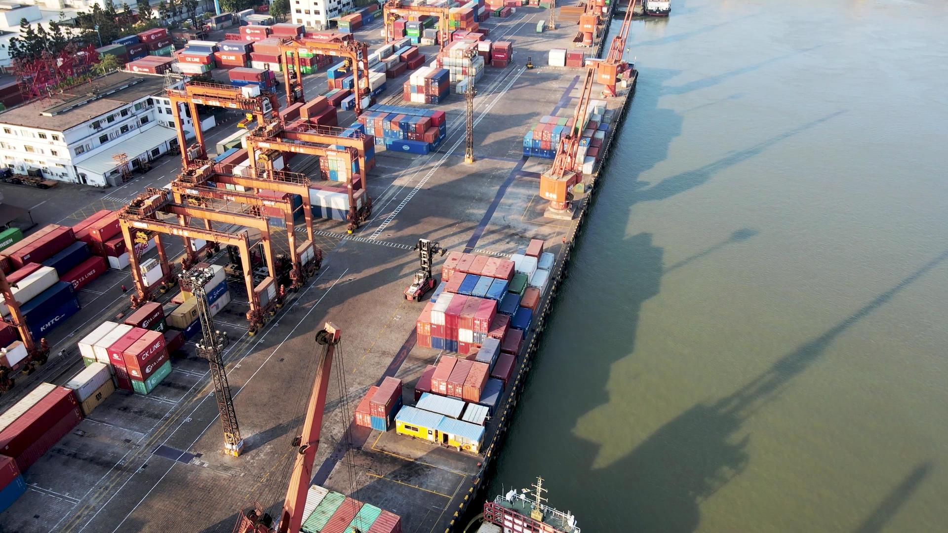 港口物流运输货柜龙门架视频的预览图