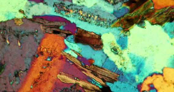 花岗岩石在显微镜下切割视频的预览图