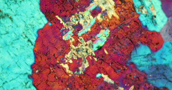 花岗岩石在显微镜下切割视频的预览图