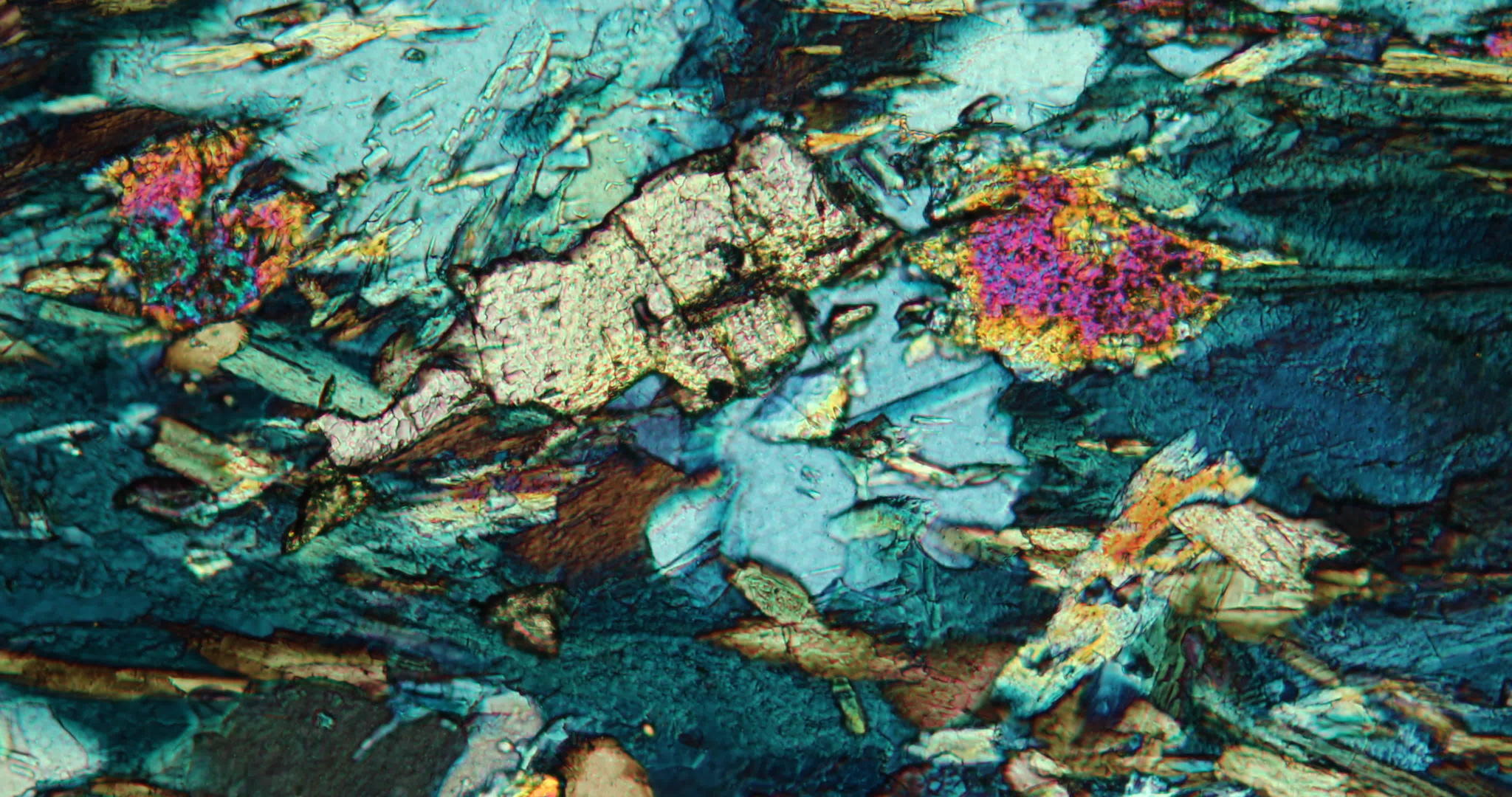 显微镜下的氯石岩块视频的预览图