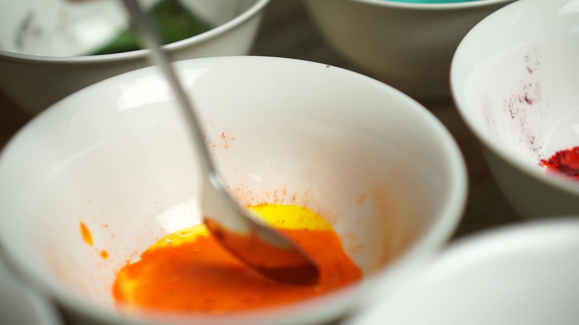 在白色碗板上搅拌橙色粉末东方鸡蛋画画视频的预览图