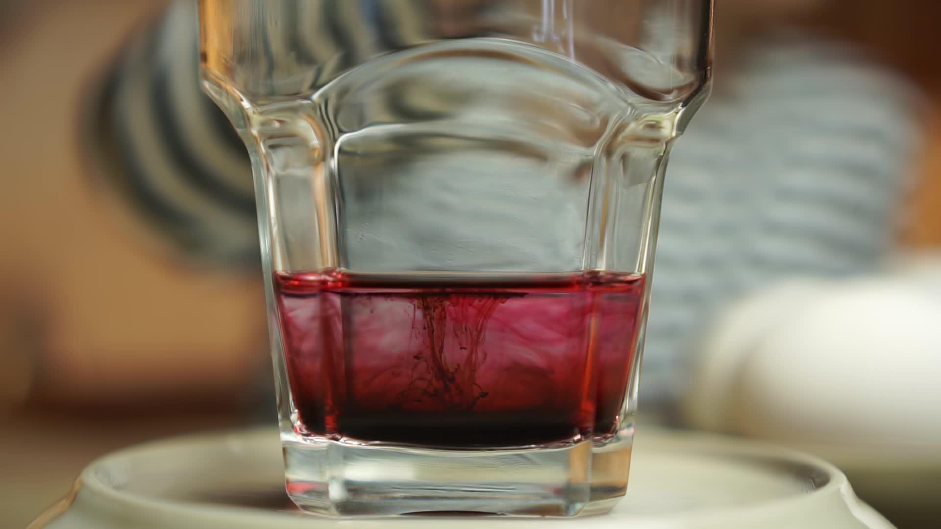 红丙烯涂料滴在水杯里视频的预览图