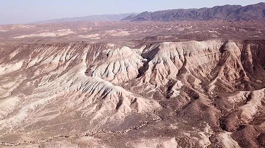 沙漠峡谷的有色山丘视频的预览图
