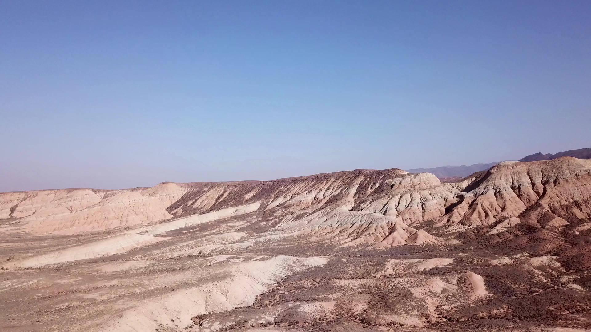 沙漠峡谷的有色山丘视频的预览图