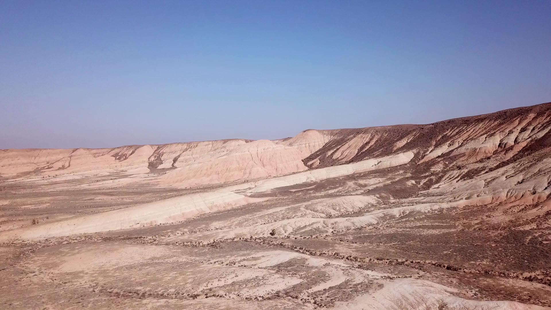 沙漠峡谷的有色山丘视频的预览图