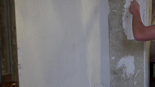 画家用油漆滚筒和桶画了墙的侧面视频的预览图