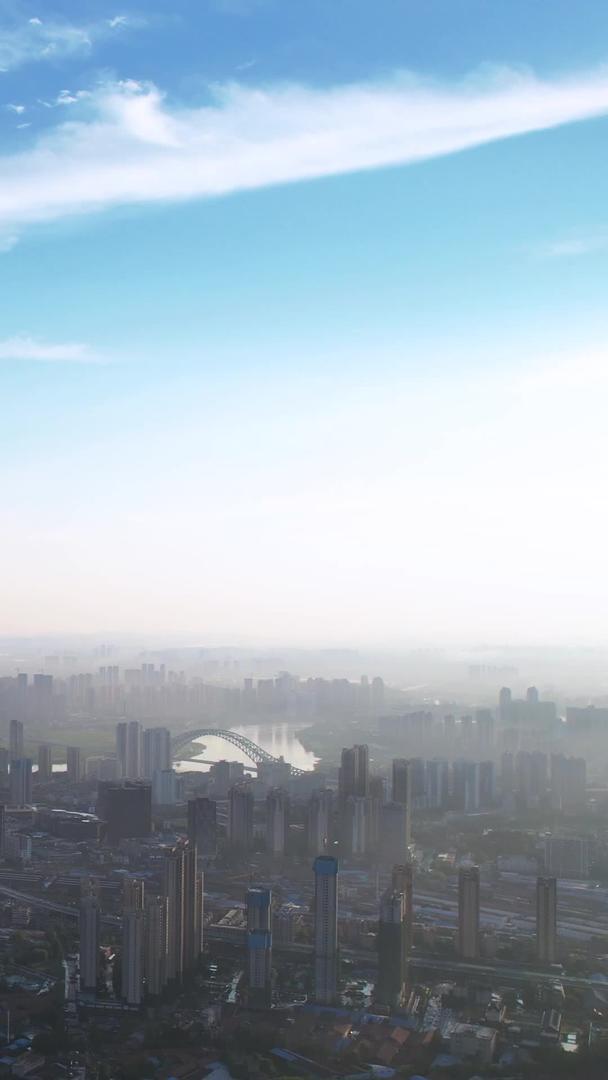 航拍城市武汉中心大厦蓝天白云地标天际线高楼素材视频的预览图
