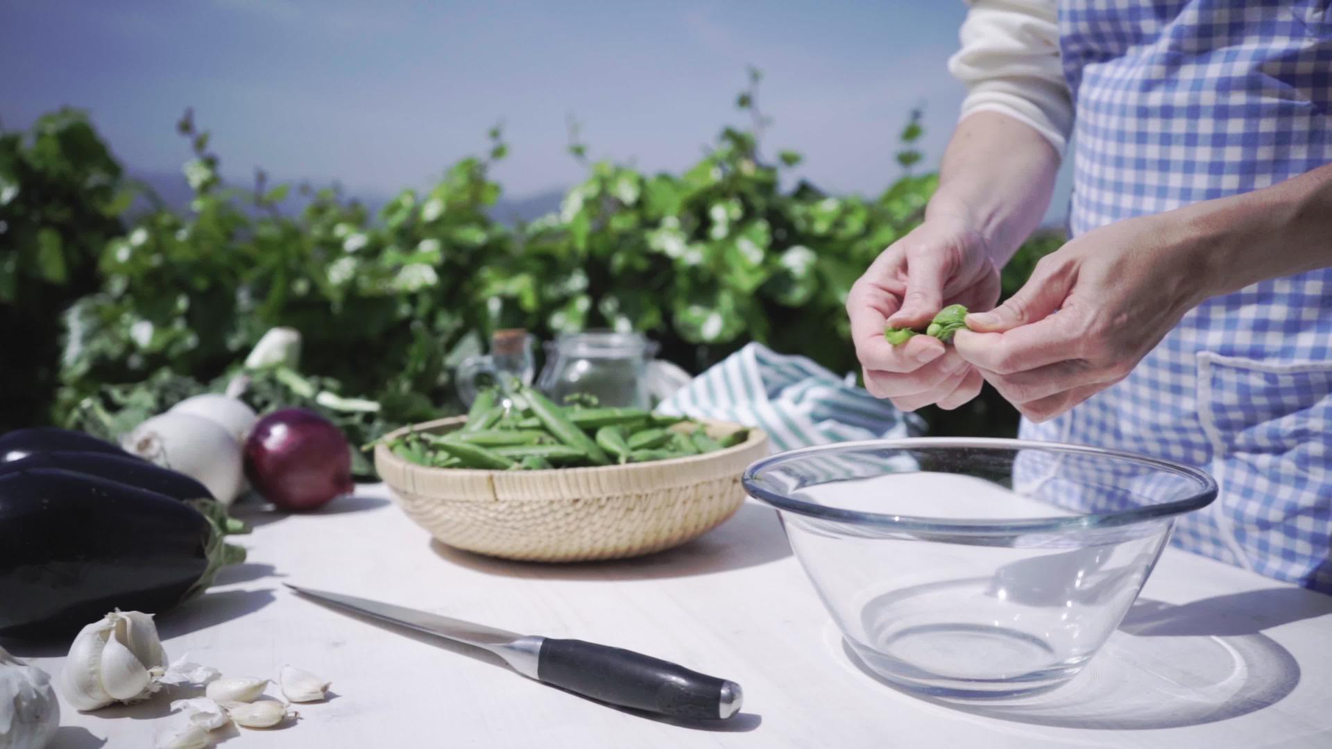 女性素食者在绿色的阳光下把围裙放在玻璃碗里视频的预览图