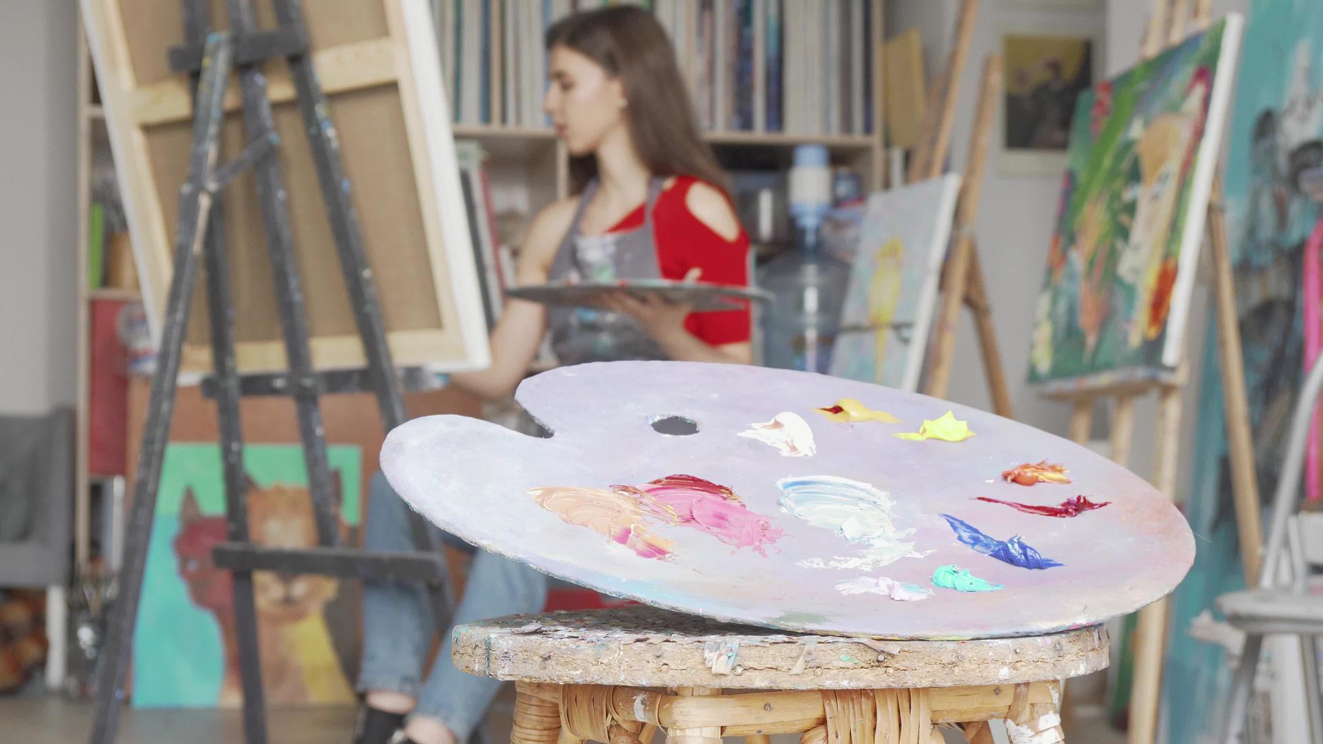 在艺术工作室艺术工作室一位年轻女性艺术家的调色板视频的预览图