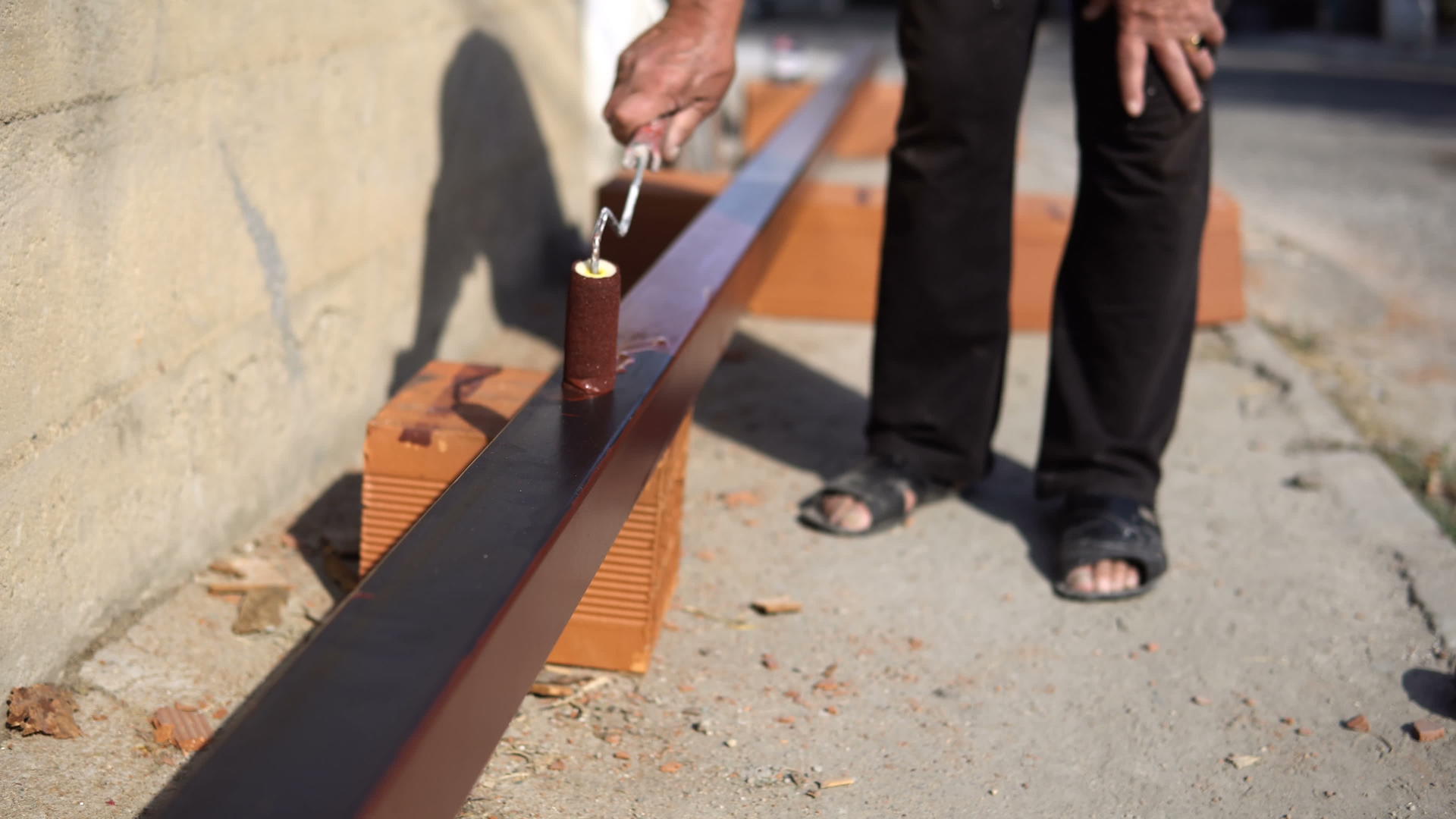 工人使用滚铁管油漆钢管防止生锈视频的预览图