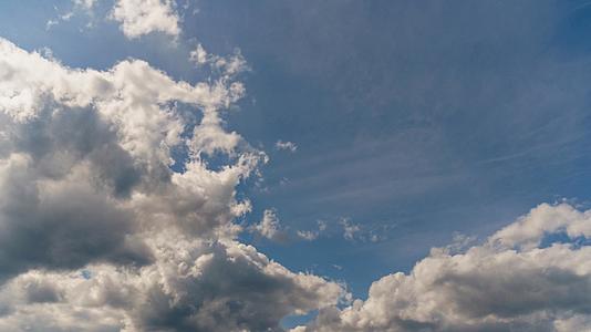 4kuhd在蓝色的天空中奇怪的白色和灰色的云形成了天空视频的预览图
