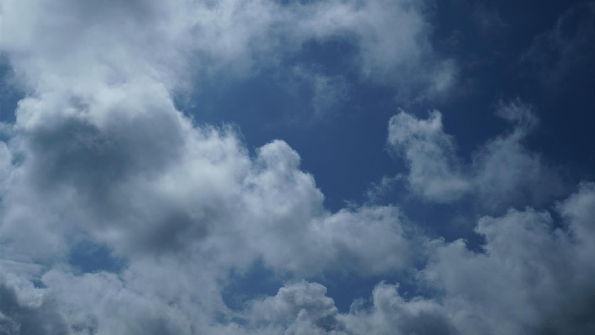 4kuhd蓝天白云在后光运动中视频的预览图
