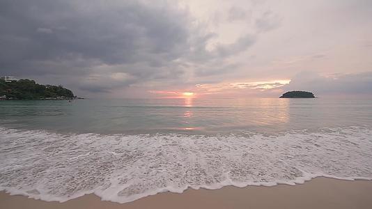 夏季热带日落或海岸太阳云和海浪视频的预览图