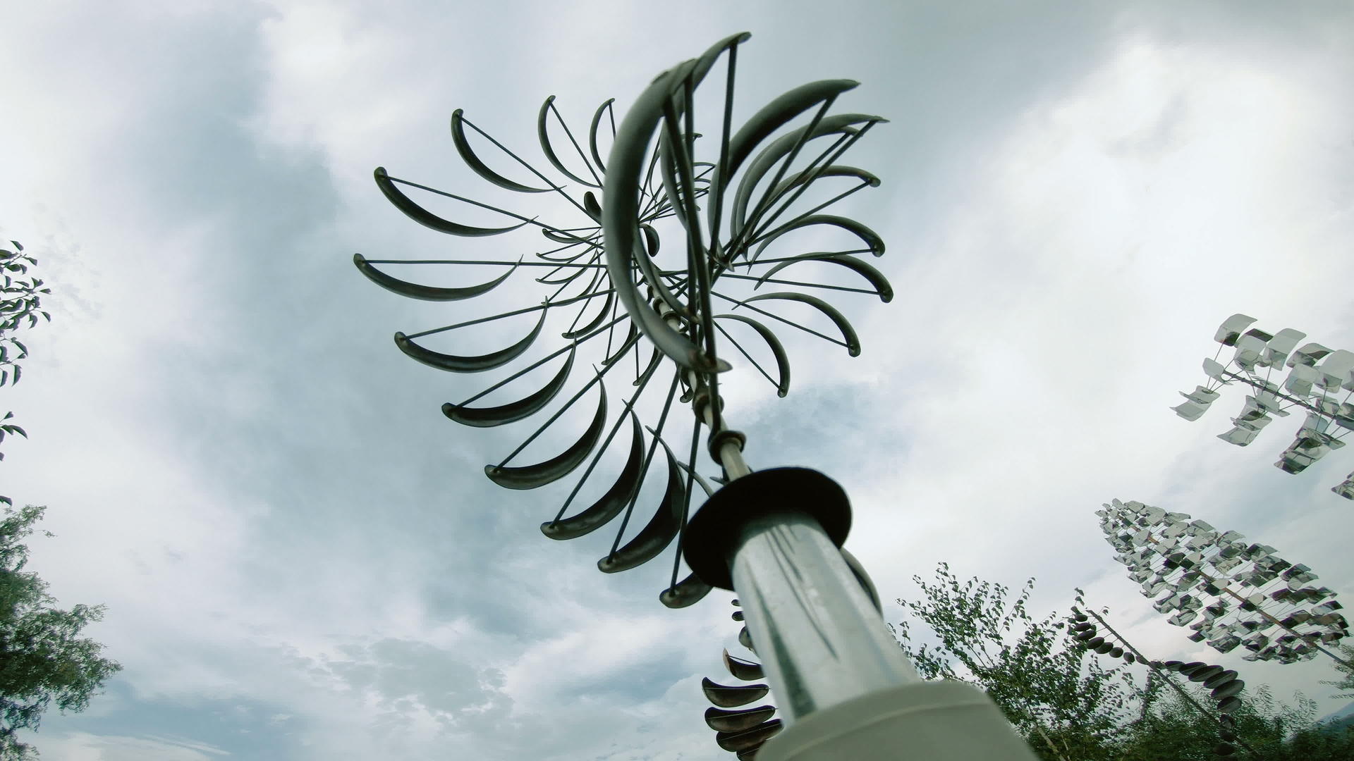 花园里的现代风速旋转器在风中快速移动视频的预览图