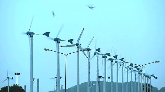 风力涡轮将能源从风能转化为对自然友好的电力视频的预览图