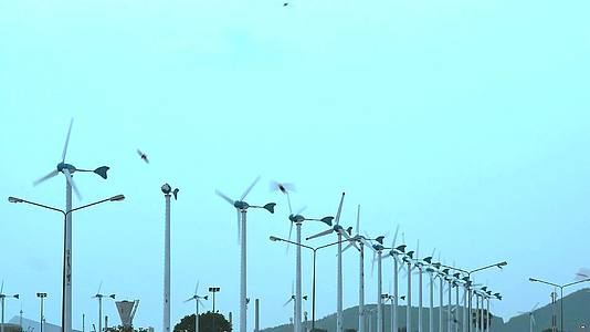 风力涡轮将能量从风向电转化为对自然友好的电力视频的预览图