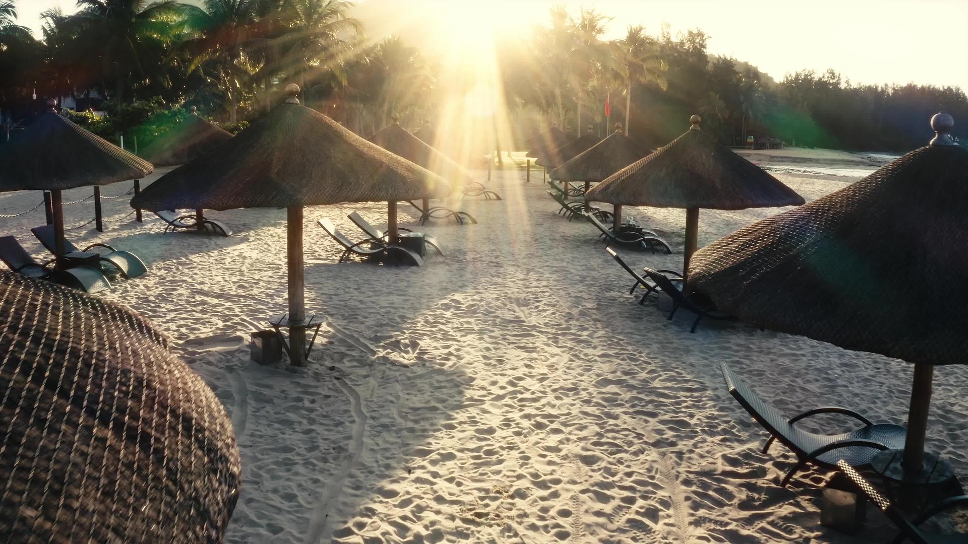 4K航拍阳光下的沙滩遮阳伞视频的预览图