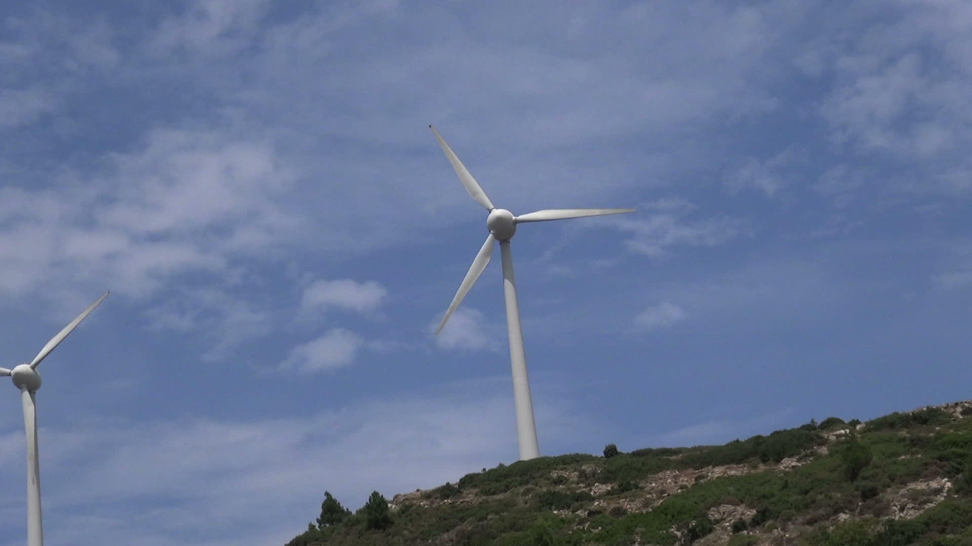 山上风力涡轮机视频的预览图