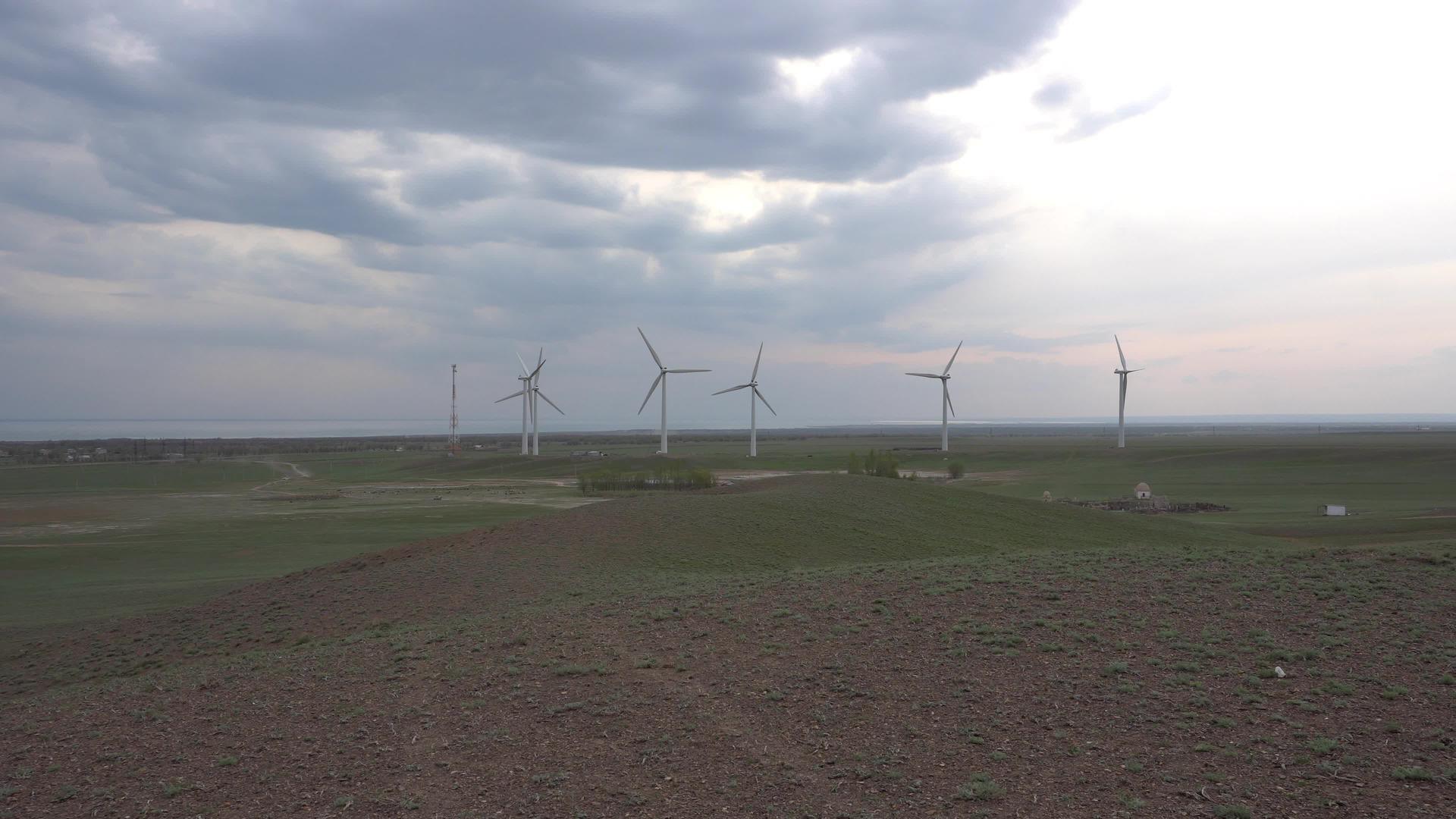 风车在湖岸草原上视频的预览图