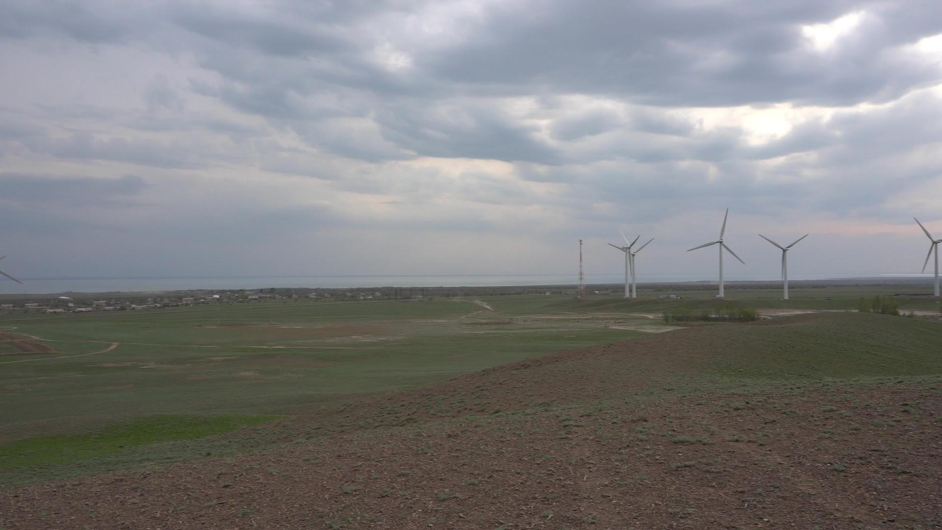 风车在湖岸草原上视频的预览图