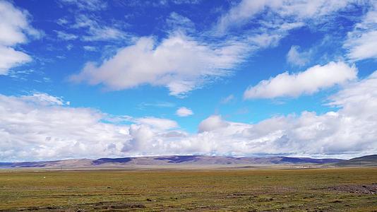 行车拍摄藏区草原蓝天白云风光视频的预览图