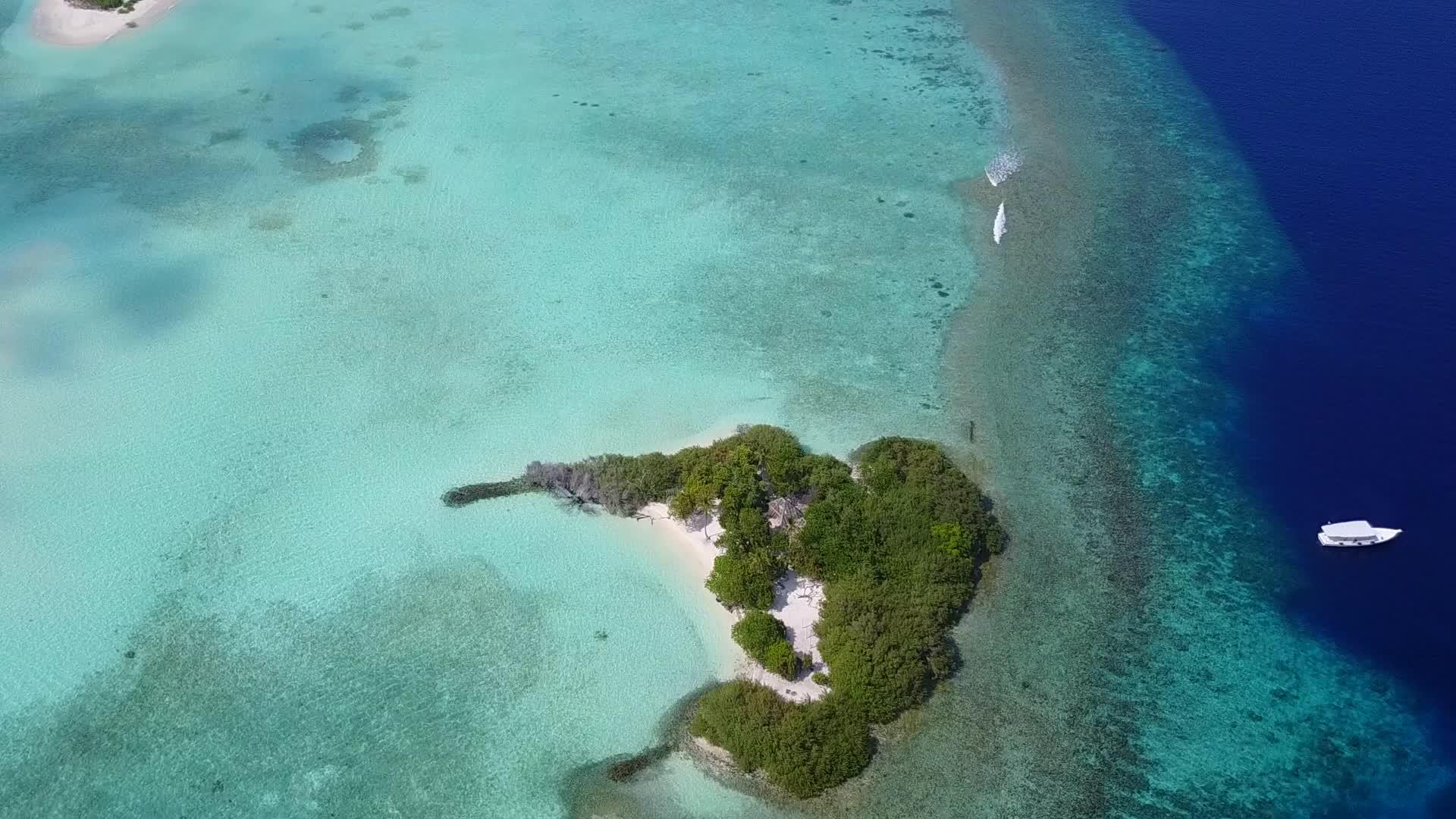 夏天海滨海滩时间在海浪附近有水、蓝色海洋和白沙的背景视频的预览图