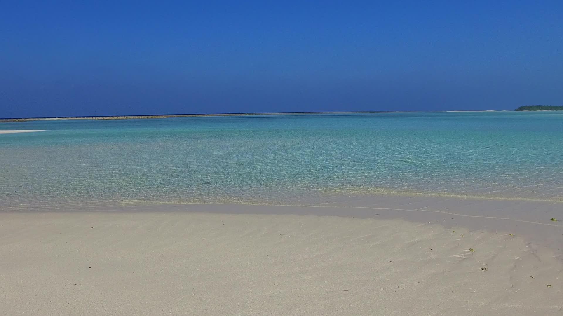 豪华海滩海滩以白色海滩为背景在沙巴附近的浅海中断视频的预览图