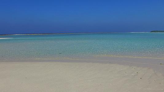 豪华海滩海滩以白色海滩为背景在沙巴附近的浅海中断视频的预览图