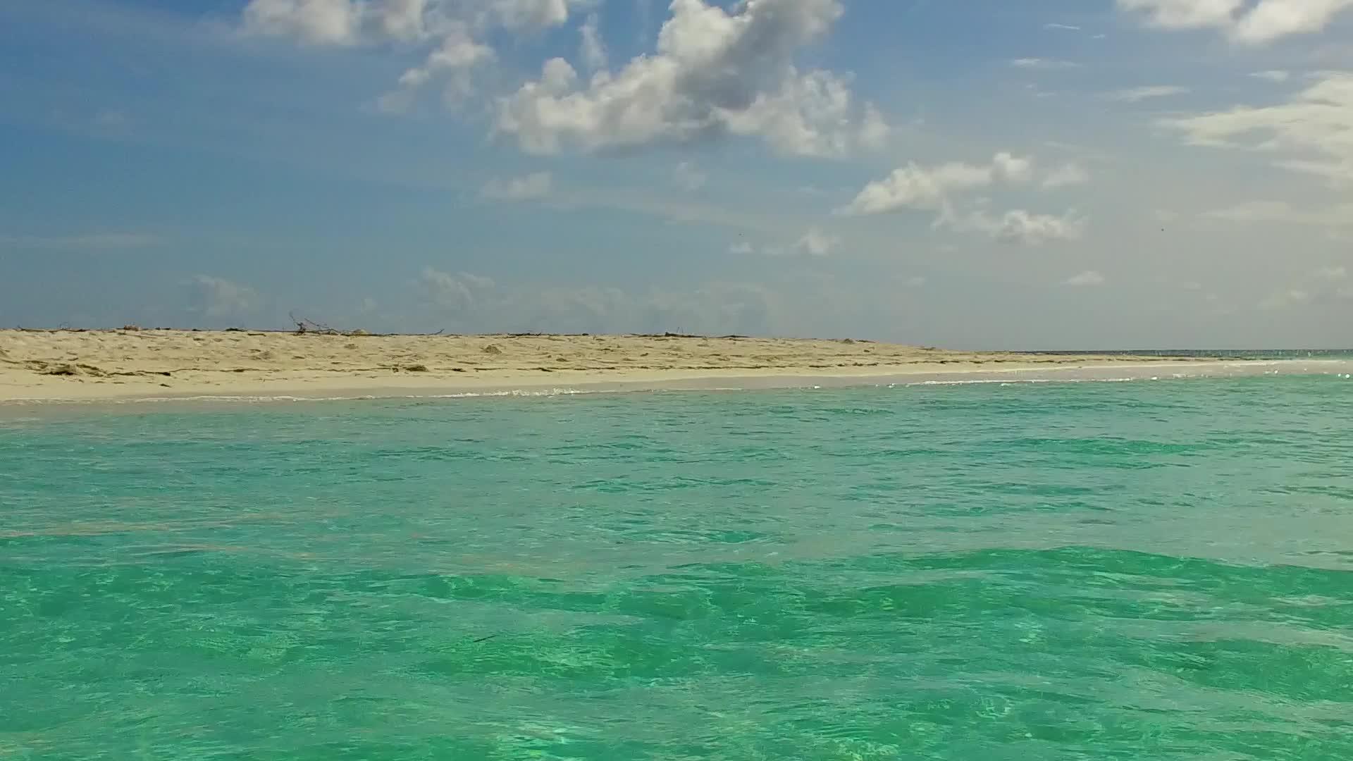 蓝海和近波边白沙背景的海滩之旅完美的海景视频的预览图