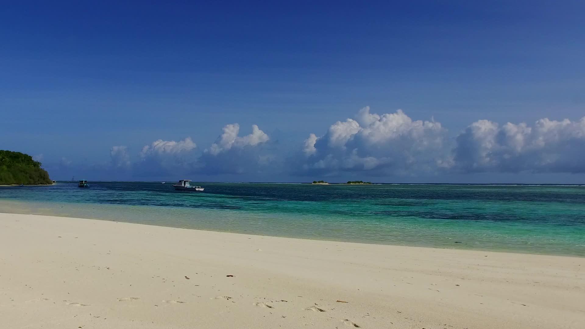 海洋环礁湖海滩航行蓝色海洋和接近冲浪的白色海滩视频的预览图