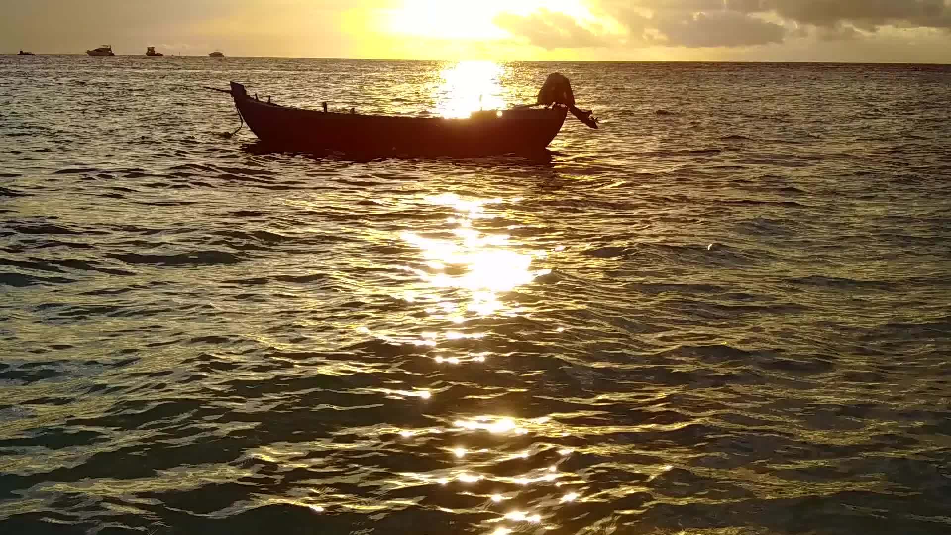 日落前浅水和白沙背景的浅水在天堂环礁湖海滩度假视频的预览图