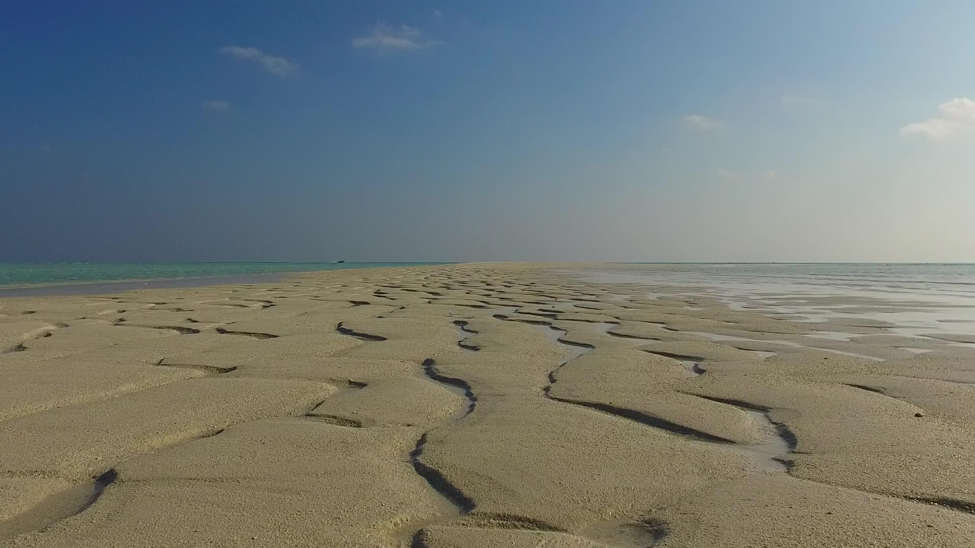 海滩破碎了海面附近有蓝色的海水和白色的海滩背景视频的预览图