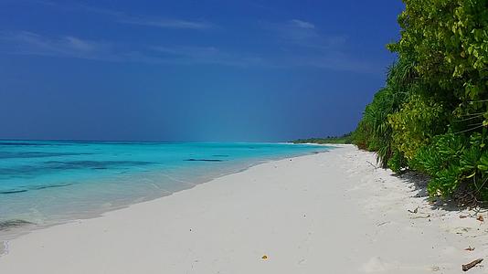 阳光下白沙背景下的蓝水轻松的岛屿海滩美丽的阳光视频的预览图