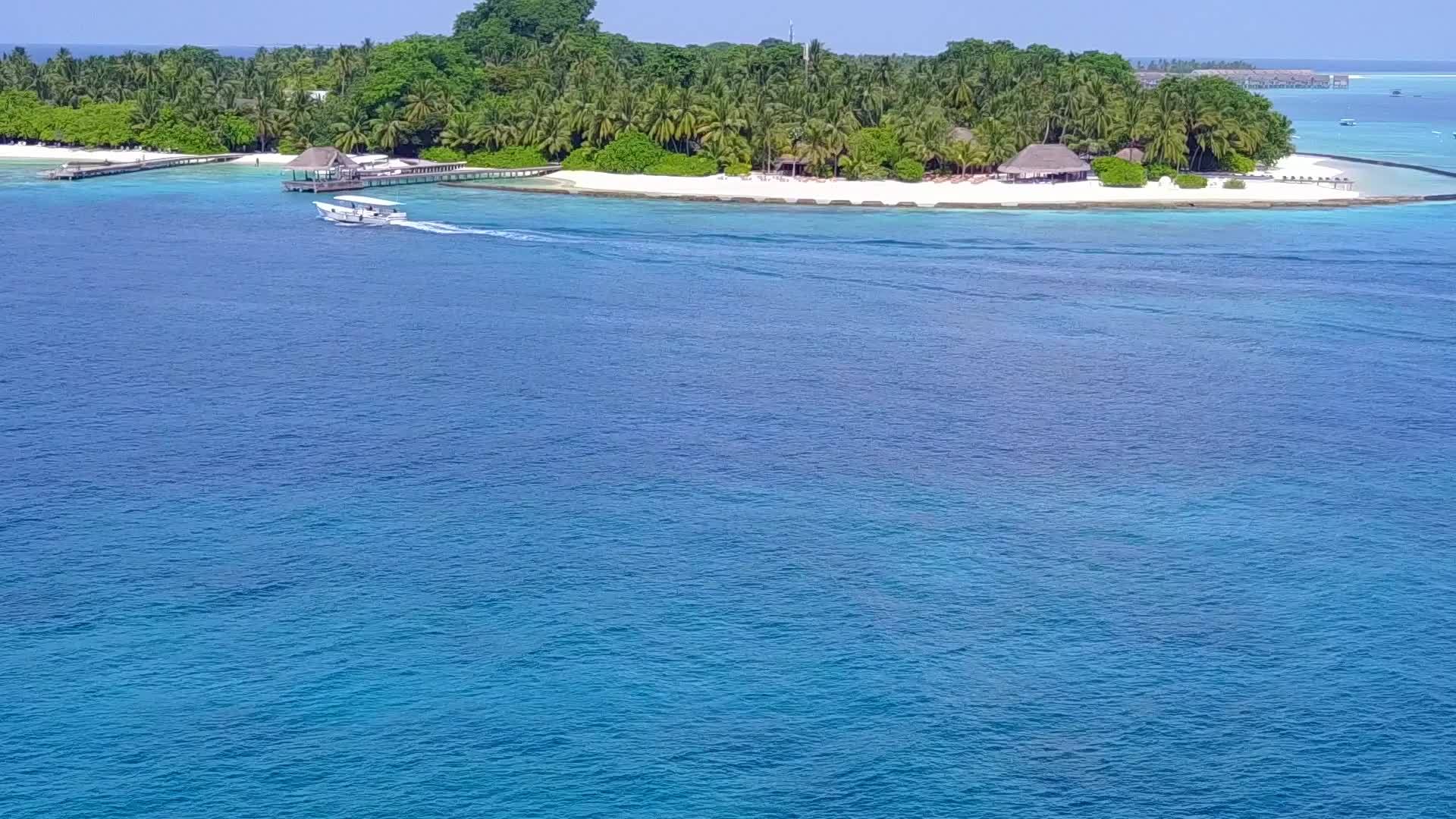 在度假胜地附近清洁的沙土背景下绿松石环礁湖白天面对美丽视频的预览图