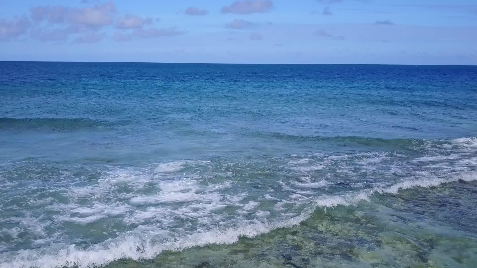 在蓝海中复制异国旅游海滩的空间景观沙洲附近有干净的沙子视频的预览图