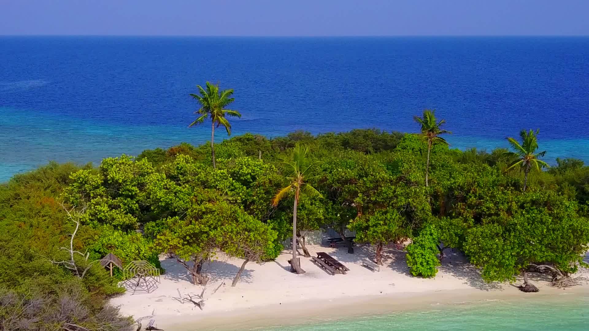 蓝环礁和白沙的背景是在度假胜地附近探索海滨海滩视频的预览图