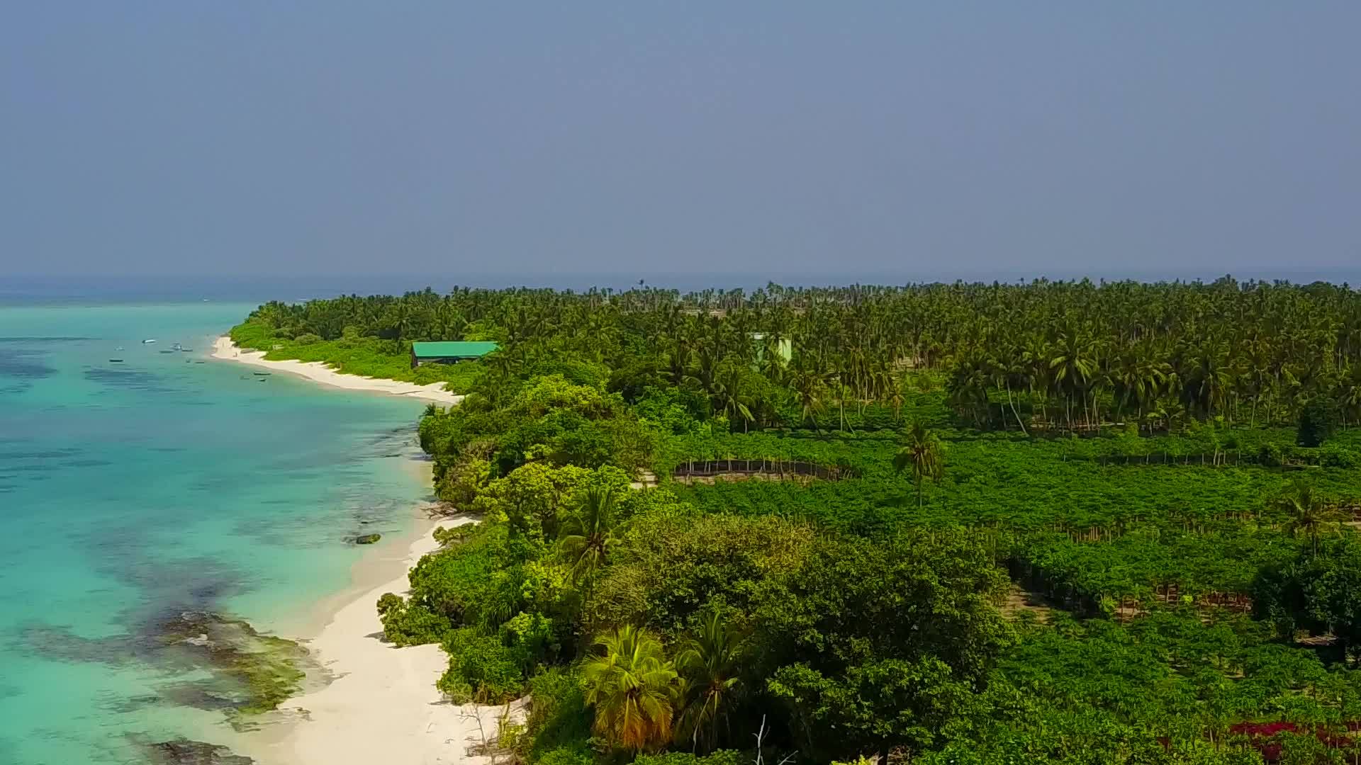 豪华泻湖海滩通过浅环礁湖和接近冲浪的白色海滩背景视频的预览图