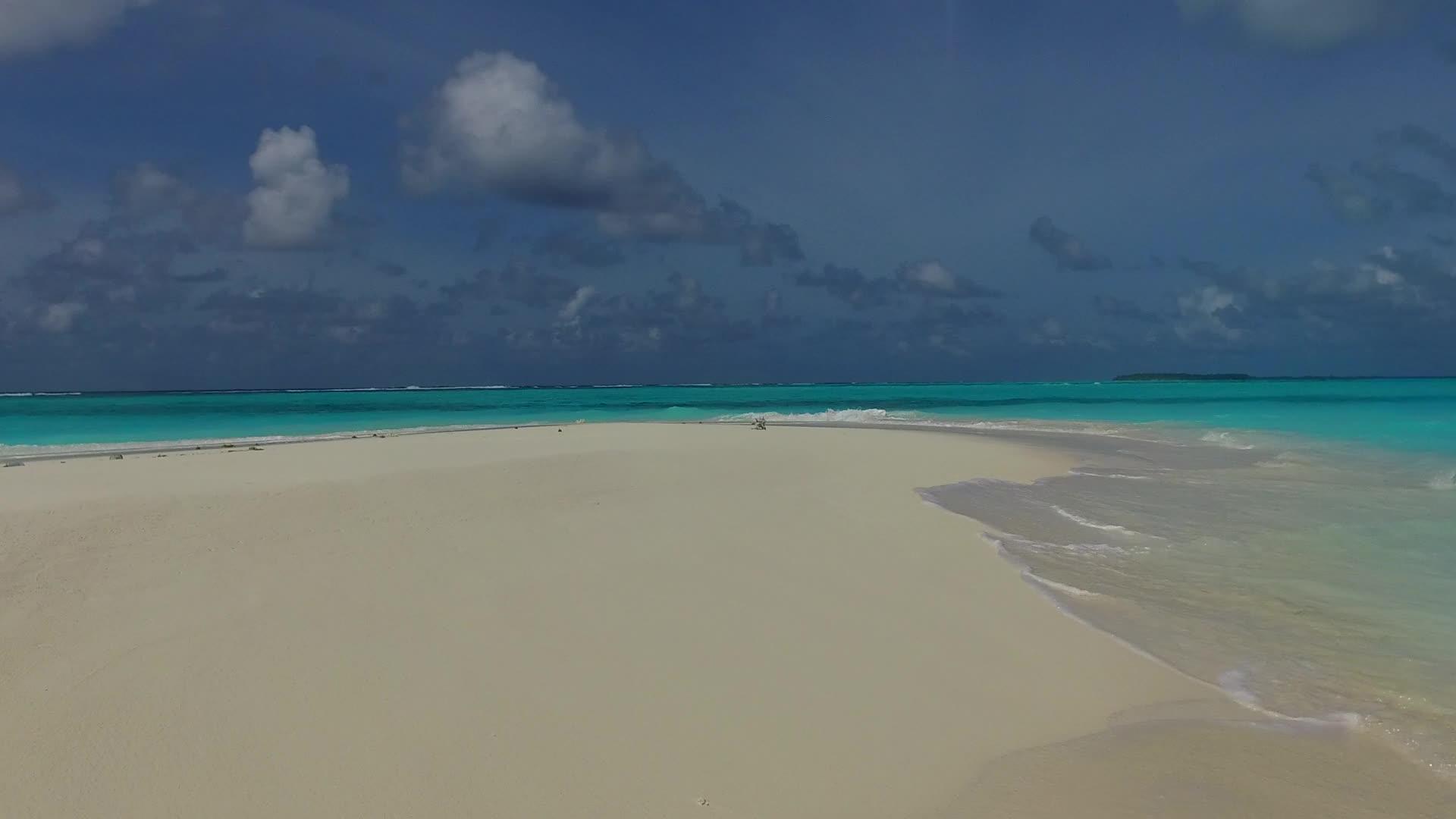 水蓝色的海洋和美丽的海岸海滩靠近波浪的白色海滩视频的预览图