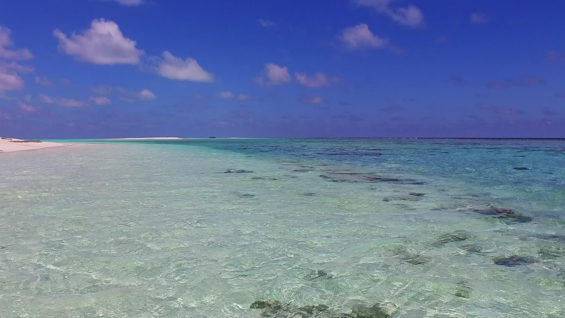 蓝色海洋和靠近度假胜地的白沙背景视频的预览图