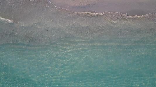 日出后洋和白色海滩的夏季风景视频的预览图