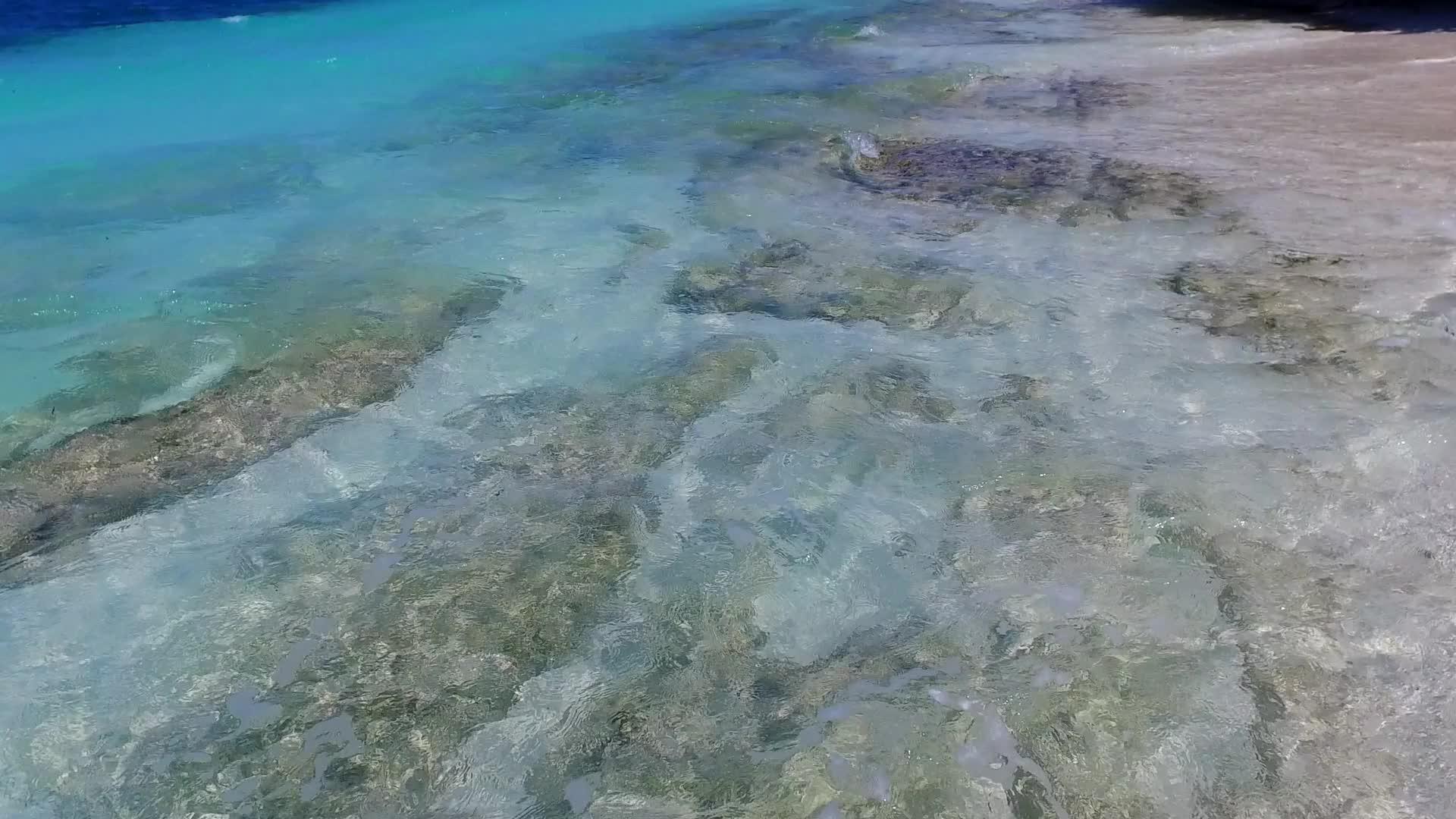 阳光明媚的豪华天空海滩冒险在度假胜地附近有白色视频的预览图