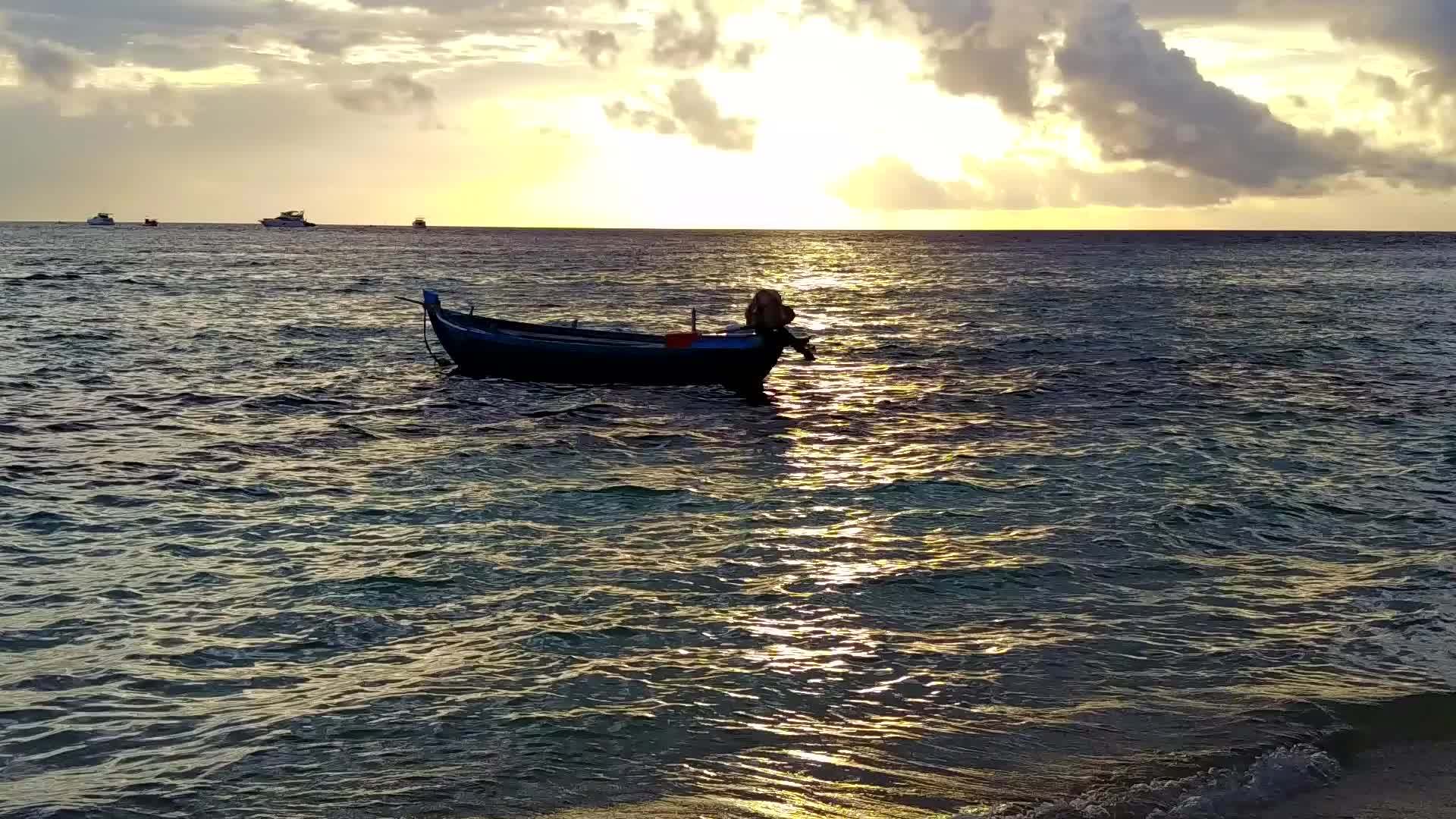 豪华海岸线海滩假日宽角旅行在日落前通过清海和浅沙视频的预览图