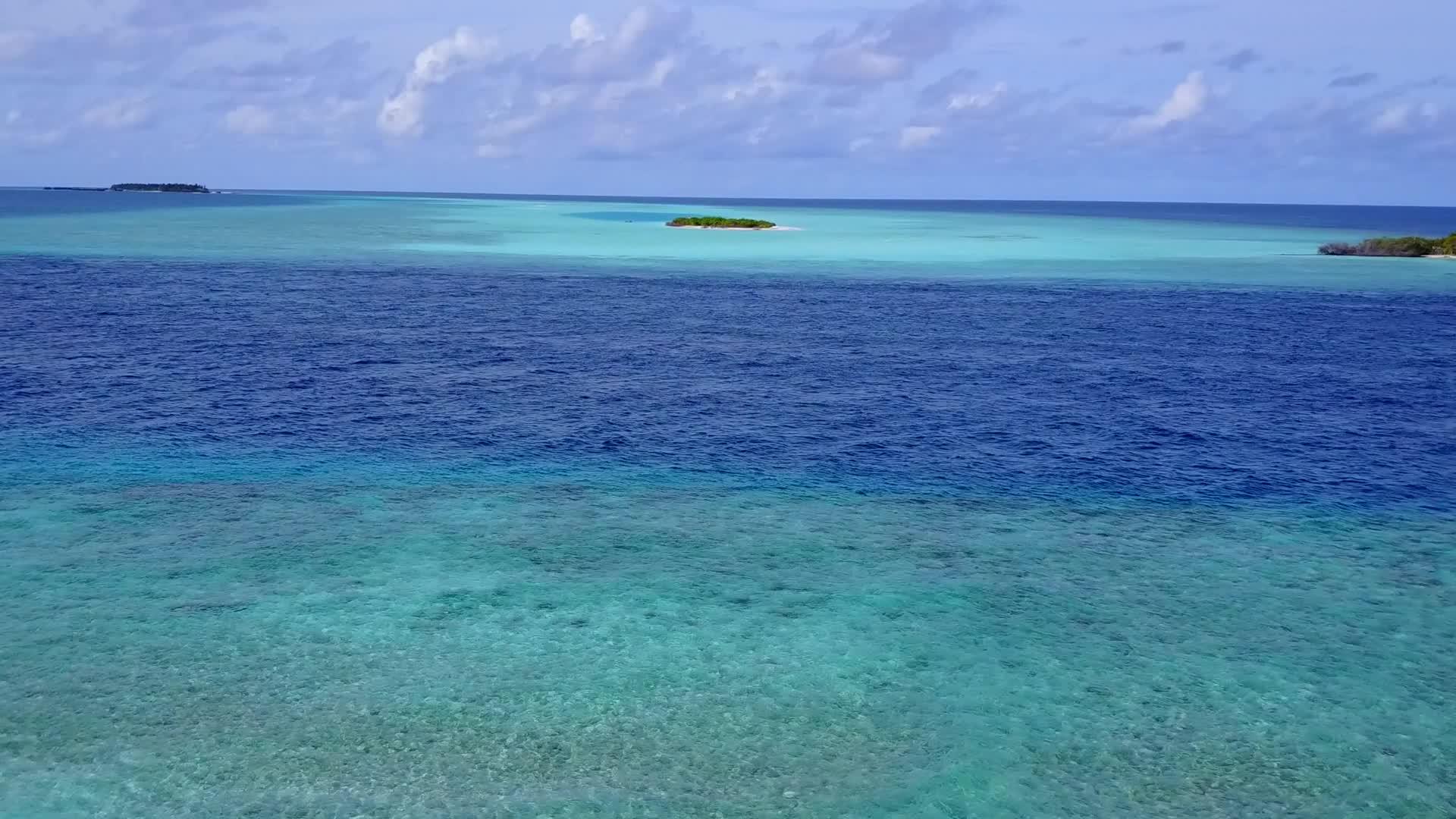 日出后热带泻湖海滩的蓝绿环礁湖和白色沙滩背景视频的预览图